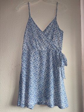 NWT Blue Floral Wrap-Style Spaghetti Strap Dress ✨